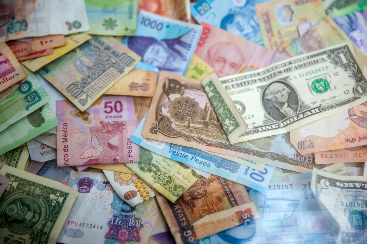 Cash counted while comparing the cost of a loan